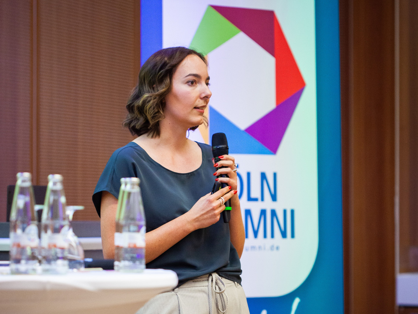 nahaufnahme von Anissa Vogel im Profil während ihre Vortrags.