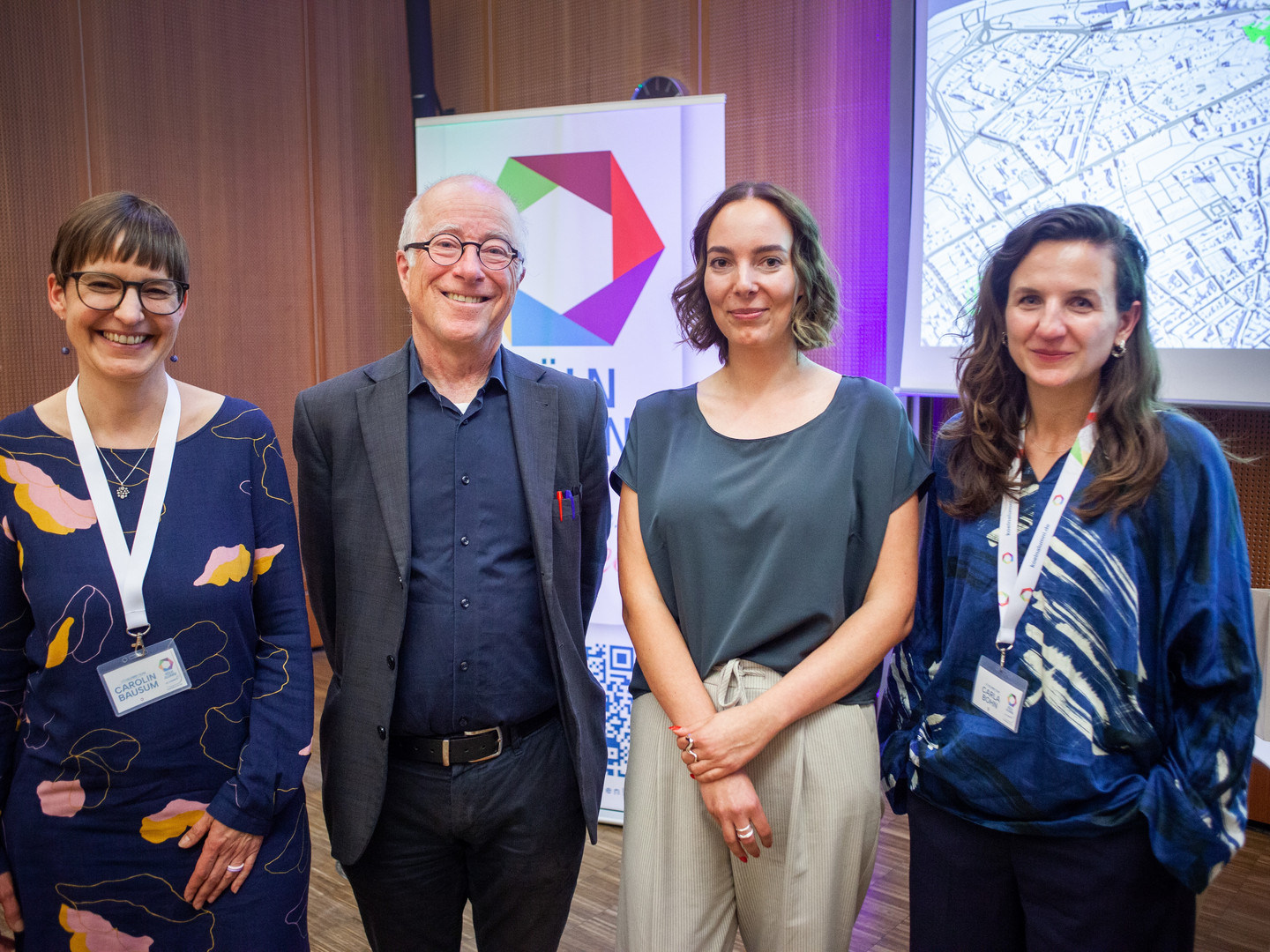 Ein Gruppenbild von Carolin Bausum (links), Paul Böhm (mitte links), Anissa Vogel (mitte rechts) und Carla Bohn (rechts).
